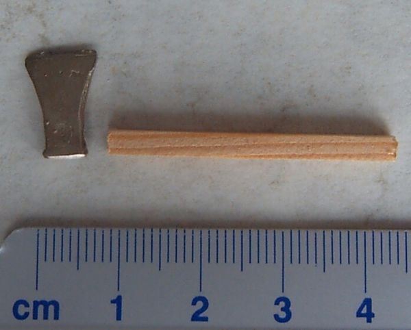 Axt Metallguß ca. 3,5cm lang mit Holzstiel