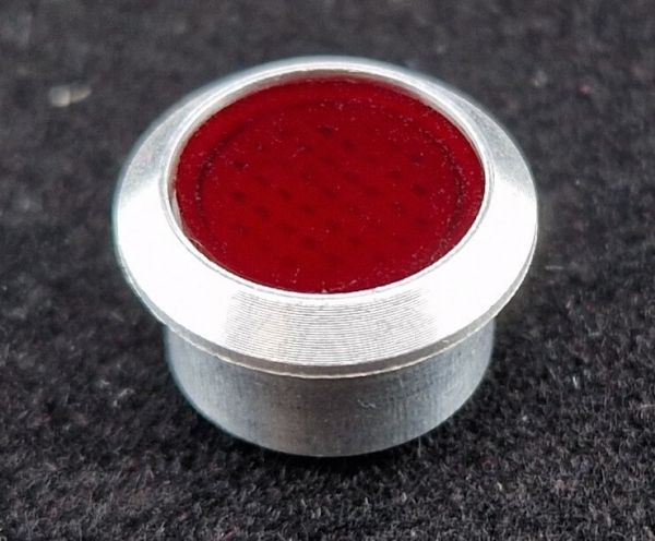 Caja de aluminio Fine Line con lente roja detallada