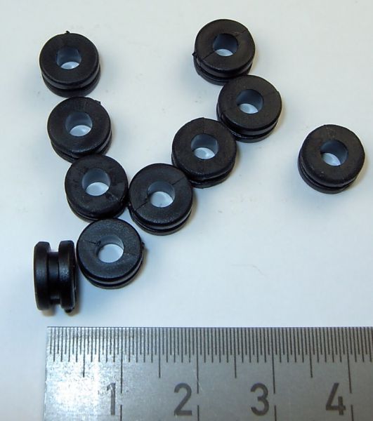 10 runde Tüllen aus Weich-PVC, schwarz. Ca. 9mm