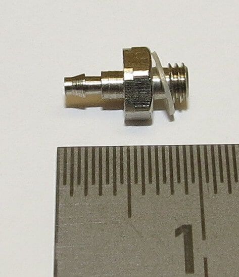 1 skruv-M3 / 1,0mm. I linje med slang Punkt