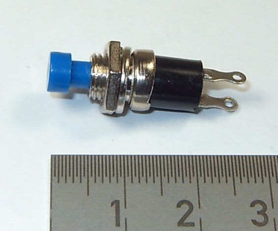 1 pulsador miniatura, normalmente abierto, azul. Con la madre y
