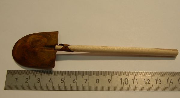 1x metalen mes, roestig, lange ca.15cm
