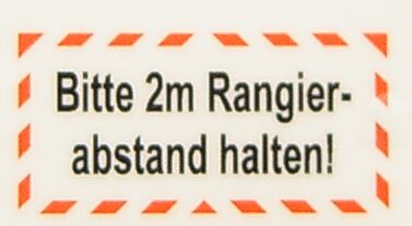 etiqueta de texto "Rangierabstand 2m" auto 2-line