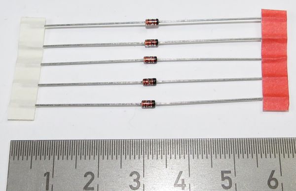 5x diode 1N4148 (DO-35, 4ns). Universele switching diode. 5