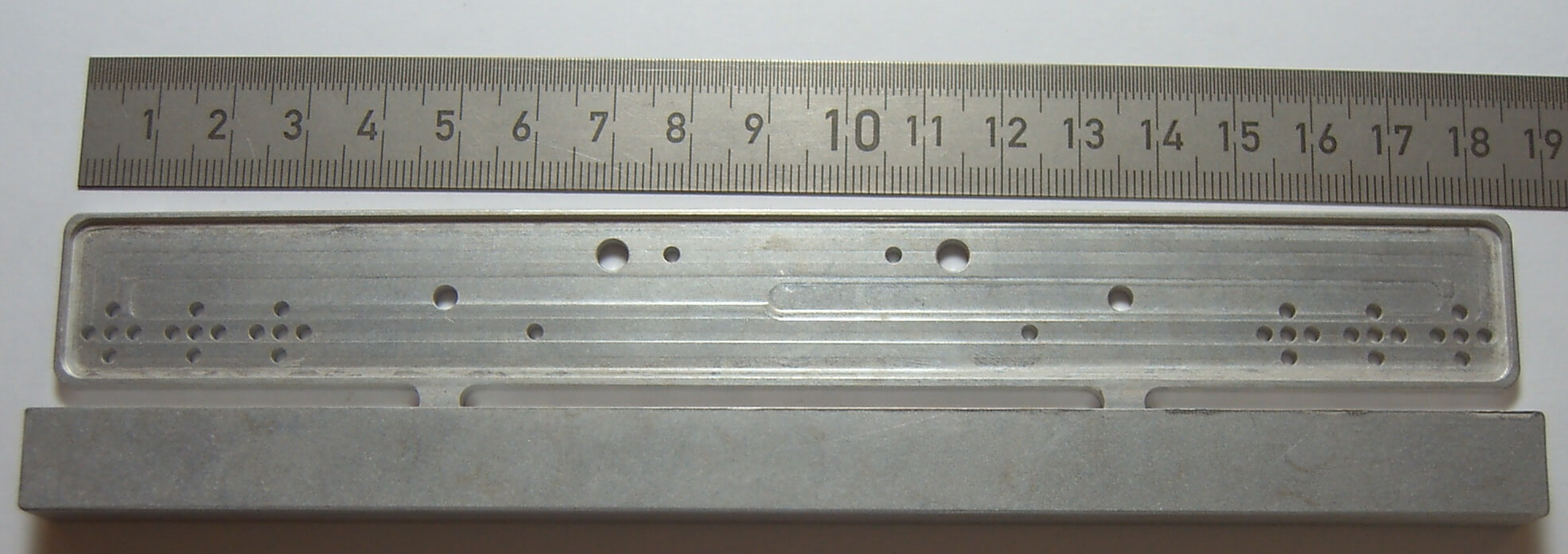 Heckstoßstange aus Stahl mit 8 oder 13 quadratischen Löchern 