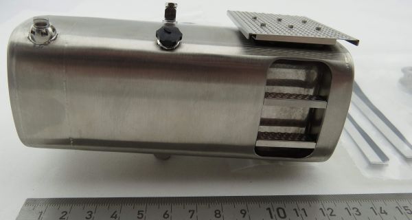 Yakıt deposu 130 mm, kayışlı V2A'dan yapılmıştır, üre deposu
