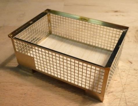 1 naturgetreue Nachbildung einer Gitter- box bzw. Gitterboxp