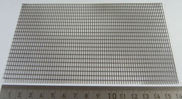 1 paneli, alüminyum metal delikli. Delik 1,5x4,0 mm. boyutu yaklaşık