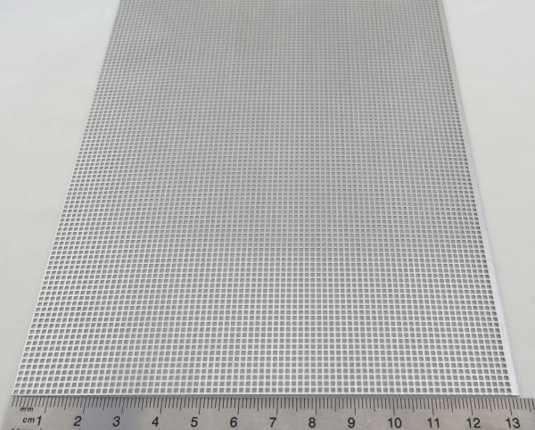 1 geperforeerde plaat, aluminium. Gaatje 1,5x1,5 mm. Afmeting circa 165x1