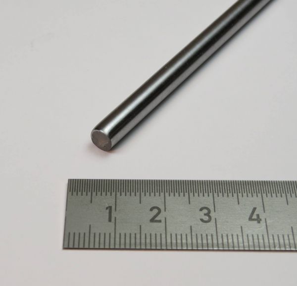 Gümüş çelik mil yaklaşık 495 mm uzunluğunda, 3 mm çapında cilalı