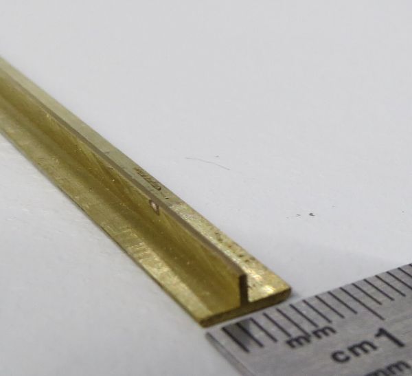 Perfil en T de latón 1m larga 7x3 mm, espesor del material 0,60 mm