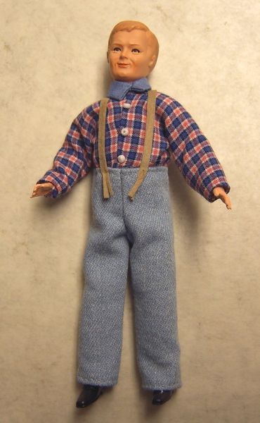 Flexibele Doll Trucker over 14cm hoog met licht blauwe broek,