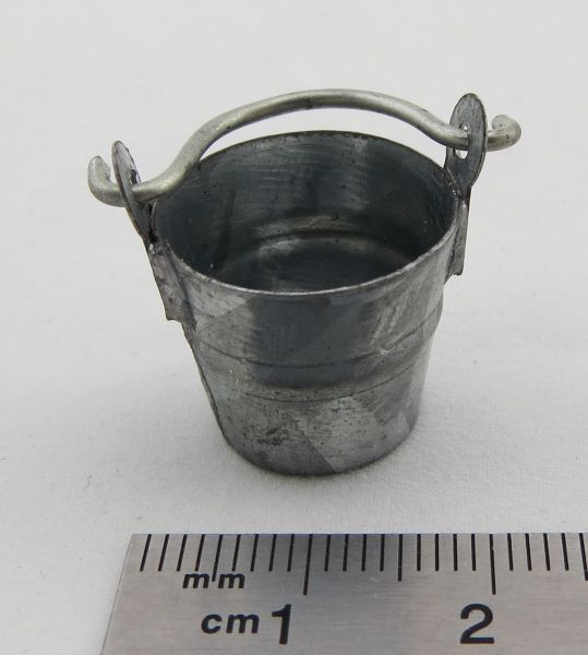 1x tin bucket, galvanized, 1,5cm height. Approximately 16mm diameter