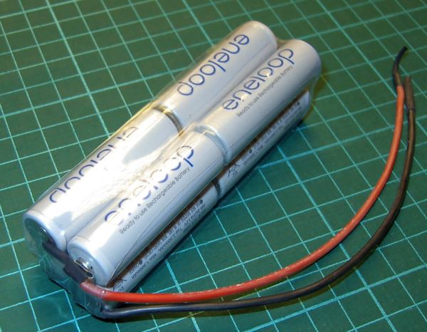 El paquete de baterías con células HR 8U 3x ENELOOP 9,6V 2000mAh sin