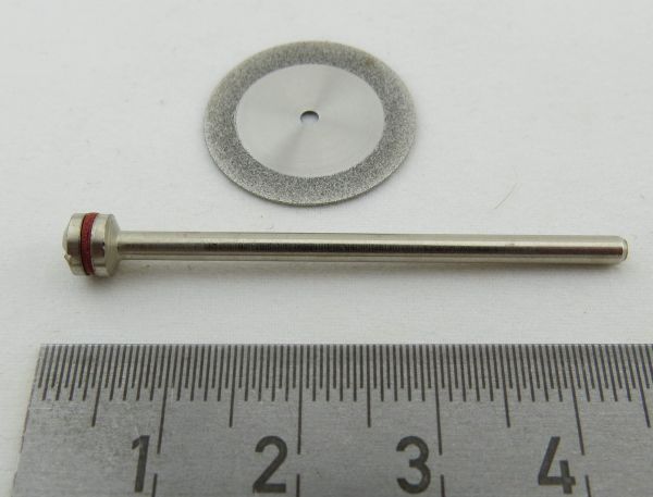 Diamentowa tarcza tnąca o średnicy 19mm. Grubość 0,3 mm