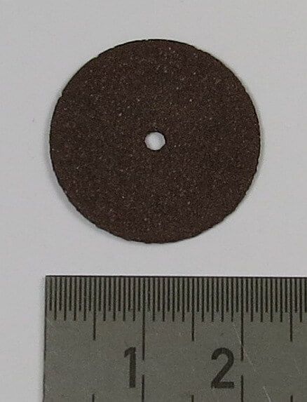 1 korundum kesici disk 22mm çapı. yaklaşık olarak kalın 0,7mm