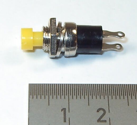 1 pulsador miniatura, normalmente abierto, de color amarillo. Con la madre y