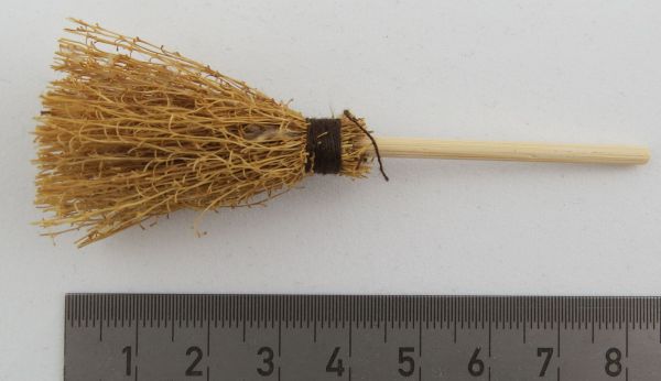 1 straw broom 8cm, (twigs) alternatively 9cm