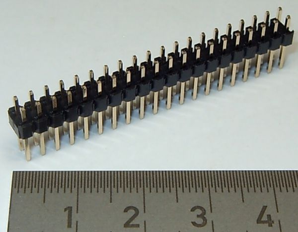 1 Stiftleiste 40-polig (2x20), gerade Kontakte. STECKER