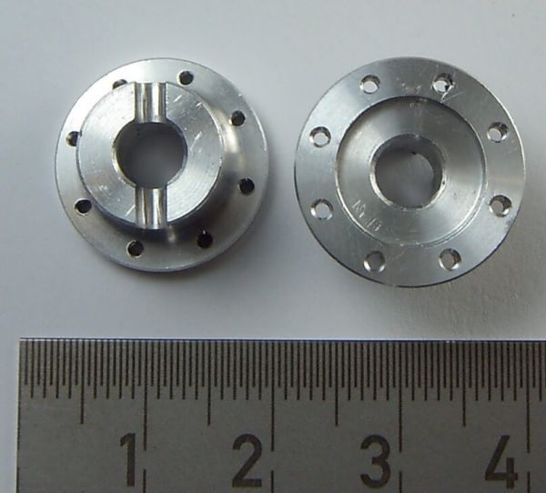 1 paire de moyeux en aluminium (pièces 2), correspondant à l'axe d'entraînement