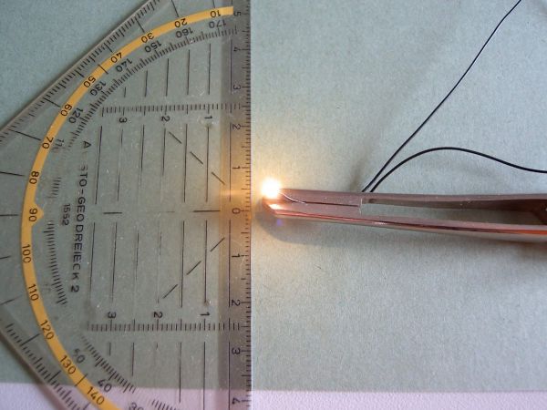 1x SMD LED geel (SMD's 0805) met gesoldeerde strengen