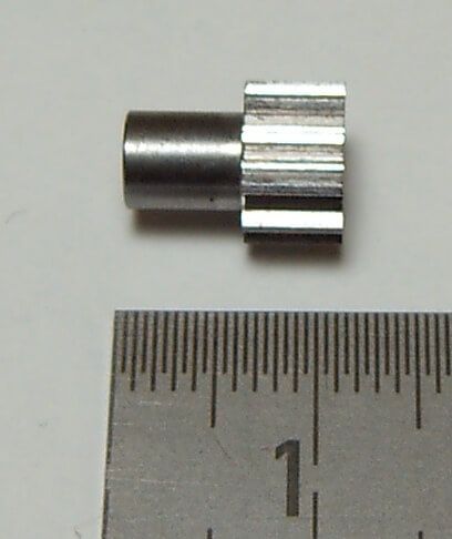 1 spur gear made of steel (11SMnPb30) with hub module 0,7,