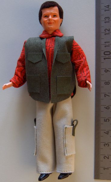 Flexibel Doll Trucker om 14cm hög med beige byxor, röd