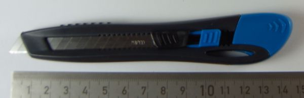 1 Cutter (Scheidmesser) mit integrierter Abbrech-Hilfe im
