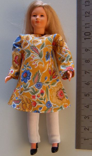 1x Flexibel Doll KVINNA ca 13cm hög med färgrik klänning, vit