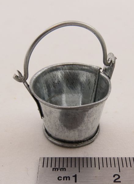 1x metal bucket, galvanized, 16mm high, 20mm diameter.