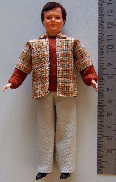 1 flexible muñeca gorro sobre 14cm alta con pantalones de color beige,