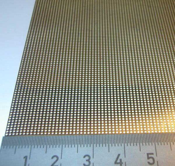 1 Trittblech 100x250mm Messing. 5736/02 kleine runde Löcher