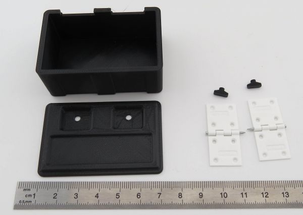 Plastic storage box with lid. Dimensions: 62x40x28