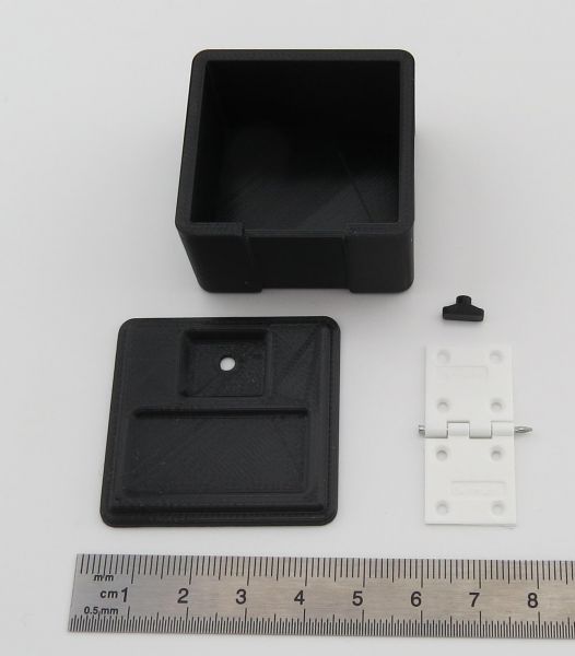 Plastic storage box with lid. Dimensions: 42x40x28