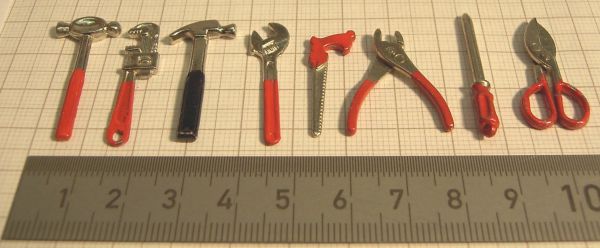 8 różne metalowe narzędzia o 3cm. pomalowane na czerwono