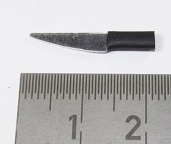 1 cutter, approx 20mm long. Metal with black handle