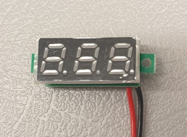 1 indicador de voltaje para rango 3,5-30V. Digital de 3 dígitos a