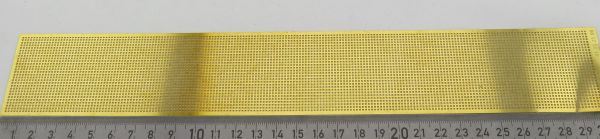 1 strook geperforeerde plaat, messing 0,2 mm. Afmeting circa 305x45mm. 1 p