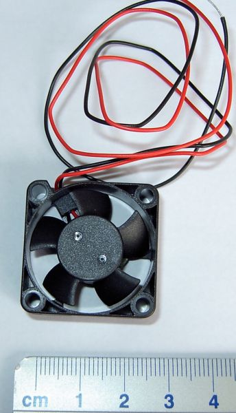 1 mini fan 30x30mm delik aralığı 24mm. 10mm kalınlığındadır. 5V / 80mA
