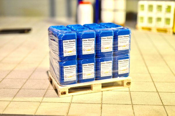 Canister blue (20l) on Euro pallet