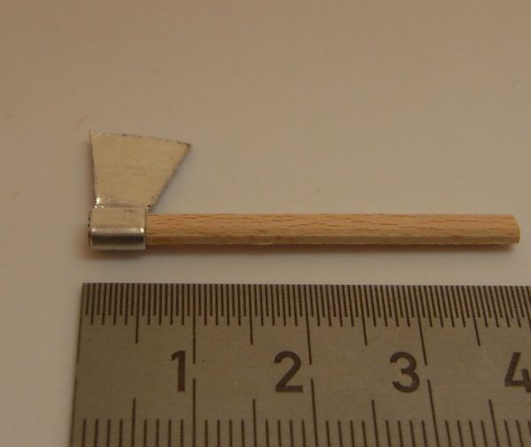1x wooden ax 4,0cm long. Head silver metallic. Style wood,