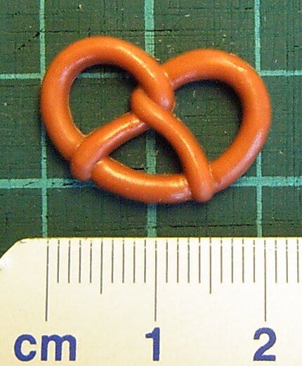 1 pretzel about 2,0cm x 1,5cm
