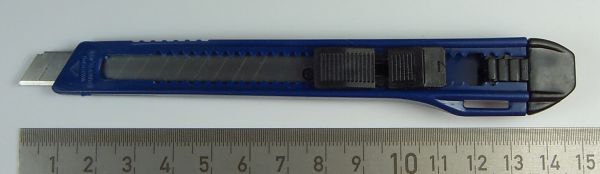 1 plastic cutter (cutting knife) with integrated