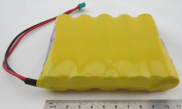 El paquete de baterías con células SUB-C 10x, NiMH, 12V 5000mAh, MPX