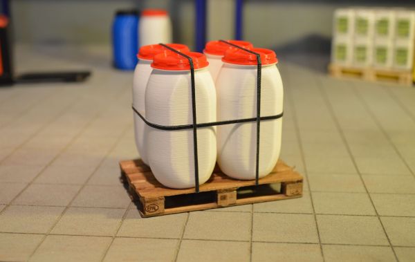 4 wide-necked barrels on a white Euro pallet with a red lid