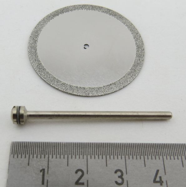 1 elmas kesme diski 37mm çap. Yaklaşık 0,5 mm kalınlığında. Ge
