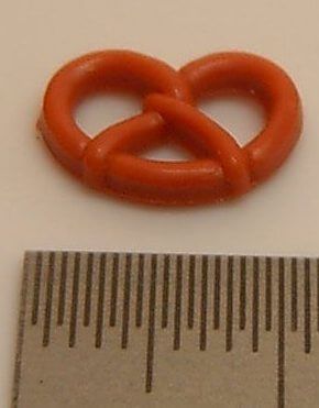 1 pretzel about 1,0cm x 0,8cm