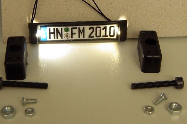 1x panel de matrícula (iluminados) con tampones de parada