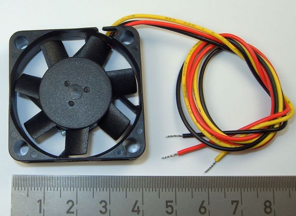 1 mini fan 40x40mm delik aralığı 32mm. kalın 10mm