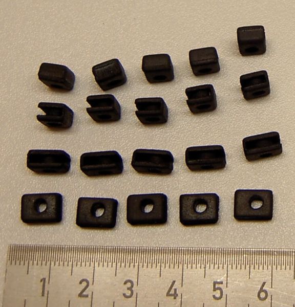 Square rubber grommets for servos, 20 piece. F1120. Approximately 9x6mm,